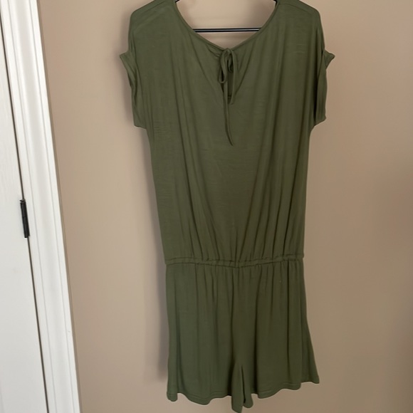 NWOT Women’s Romper - Picture 2 of 3
